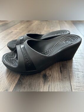 Crocs Sassari Women's Size 7 Wedge Heels Pumps Sandals Black Open Toe Slip Ons